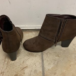 Dark brown ankle boots / size 8